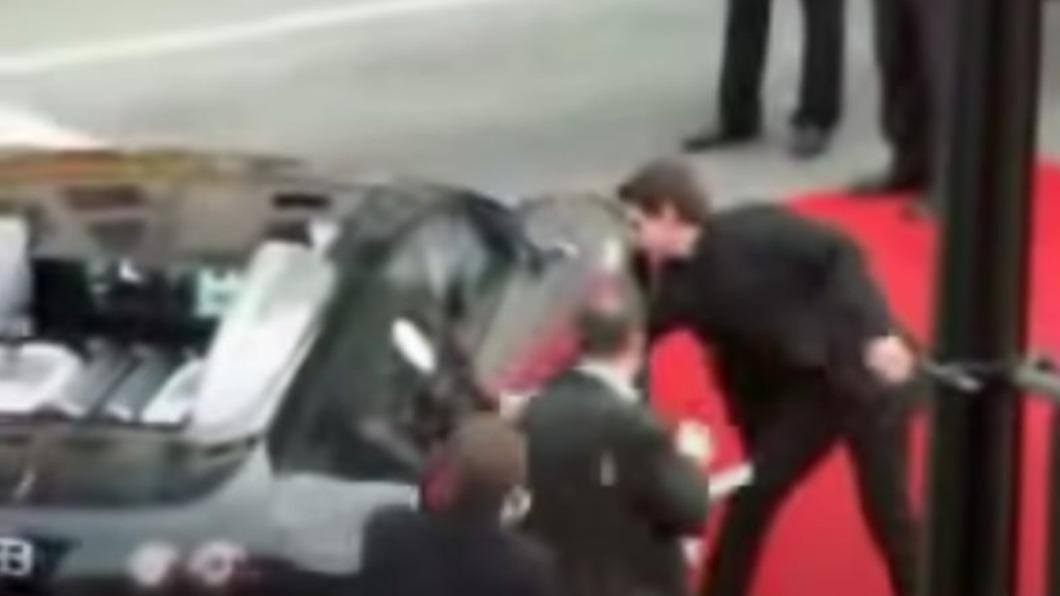 當時因為他沒辦法開啟副駕的車門,因此被布加迪列為黑名單。(圖/ 翻攝自YT@0andix)
