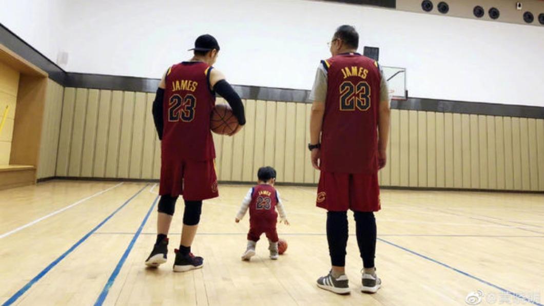 黃曉明與兒子和父親打籃球。(圖/翻攝自黃曉明微搏)