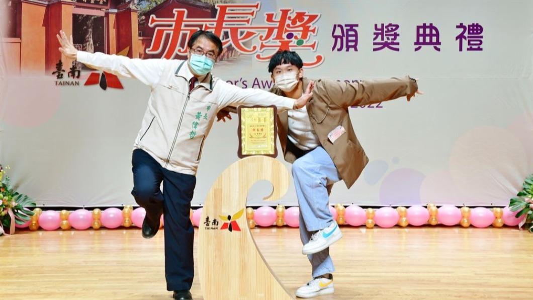 黃偉哲和同學擺拍各種創意姿勢。(圖/台南市政府提供)