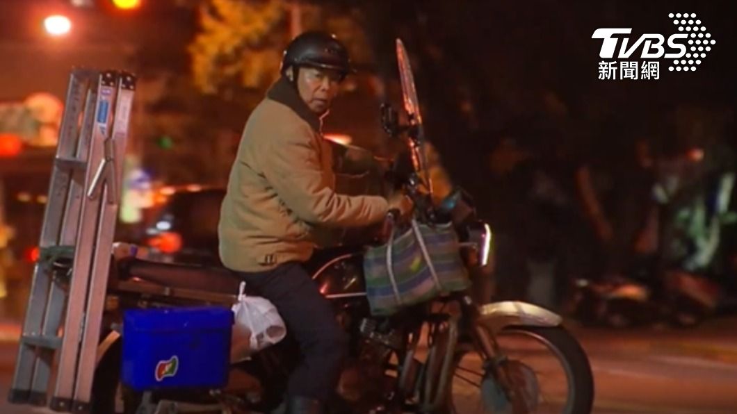 反光鏡菩薩張秀雄騎著車到處擦拭反光鏡。（圖／TVBS資料畫面）