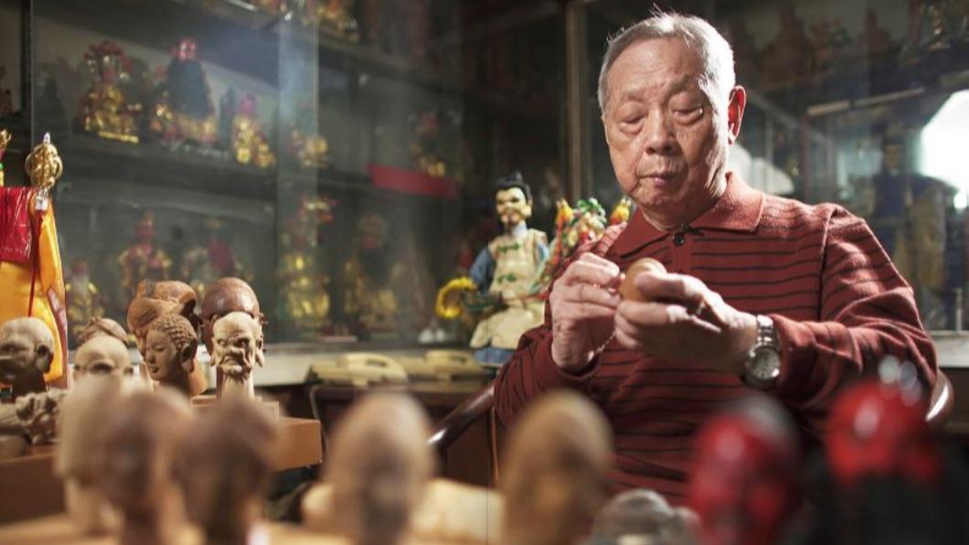 徐柄垣與「布袋戲大師」黃俊雄合作,推出一系列《雲州大儒俠史艷文》經典作品。(圖/彰化縣政府文化局提供)
