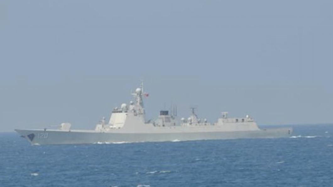 052D型飛彈驅逐艦「成都號」。（圖／翻攝自防衛省統合幕僚監部推特）
