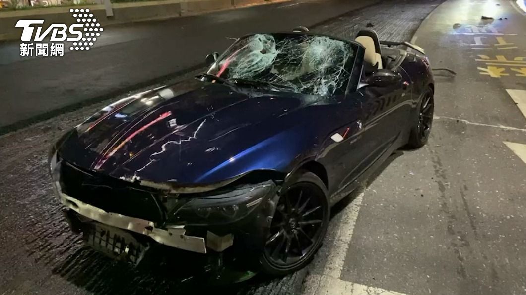BMW嚴重毀損。(圖/TVBS)