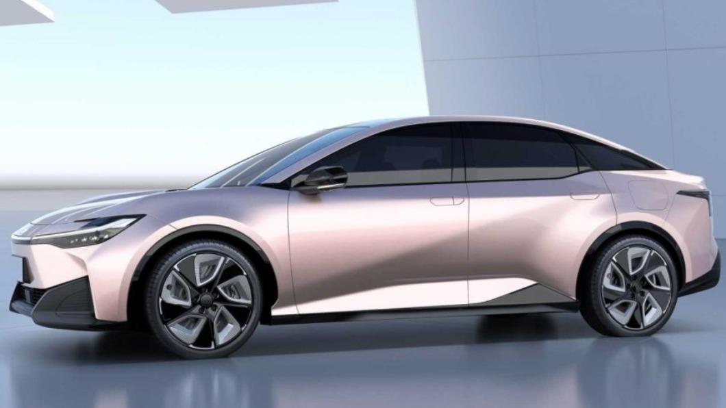 bZ SDN有著類似四門Coupe的流線車身輪廓。(圖/翻攝自Toyota)