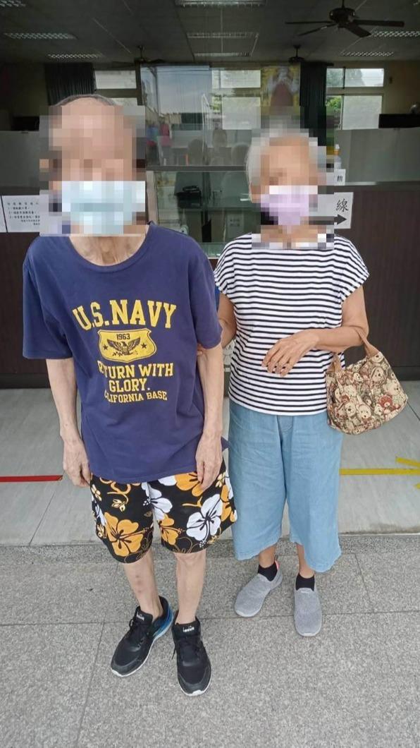 老翁太太頻向警方道謝。(圖/警方提供)