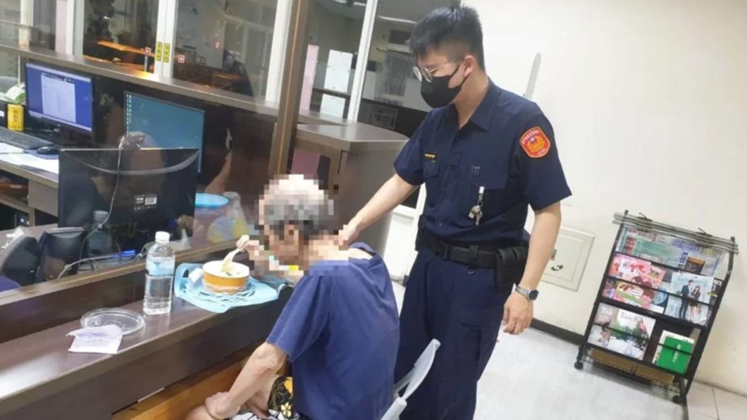 失智翁深夜徘徊台中街頭　暖警一句話感動老翁妻