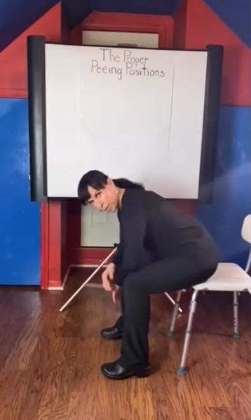 醫師指出其實要雙腳微開傾斜更能將尿液排乾淨。(圖/翻攝自抖音)