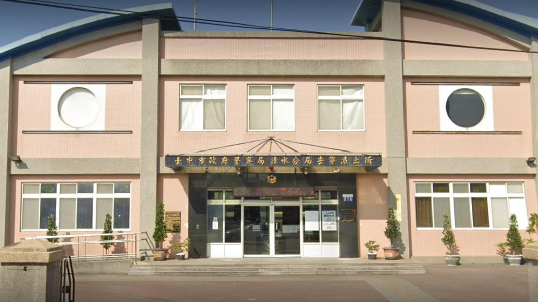 清水警分局安寧所員警,將老翁帶回所內休息。(圖/翻攝自Google Maps街景)