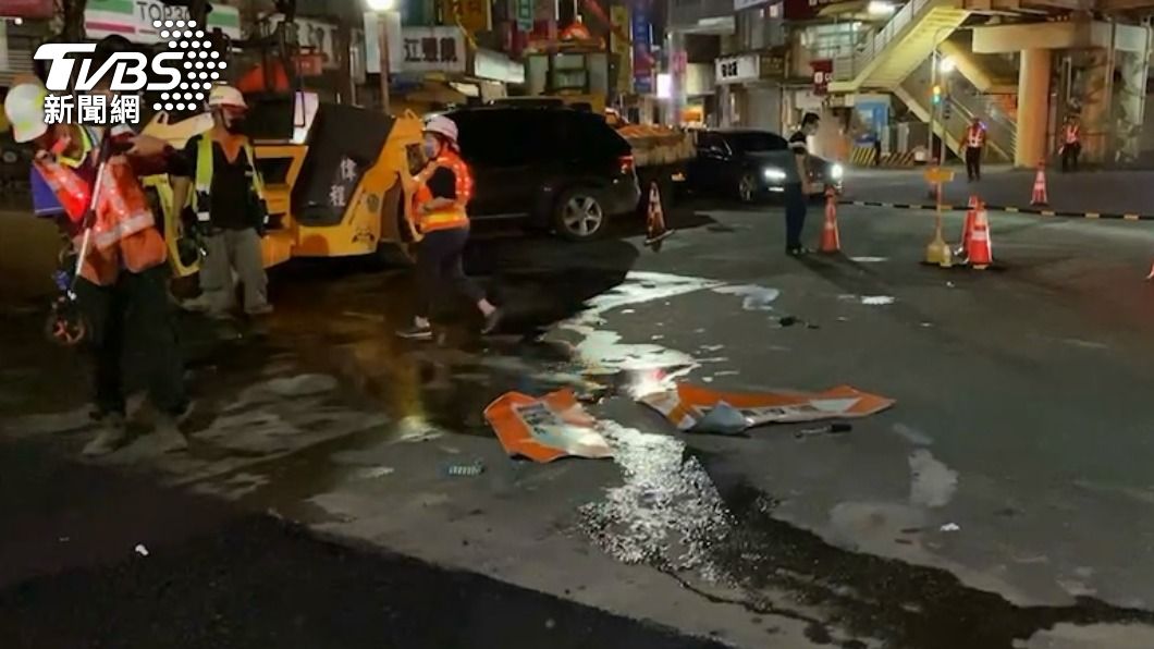 事故地點正在做鋪路工程。(圖/TVBS)