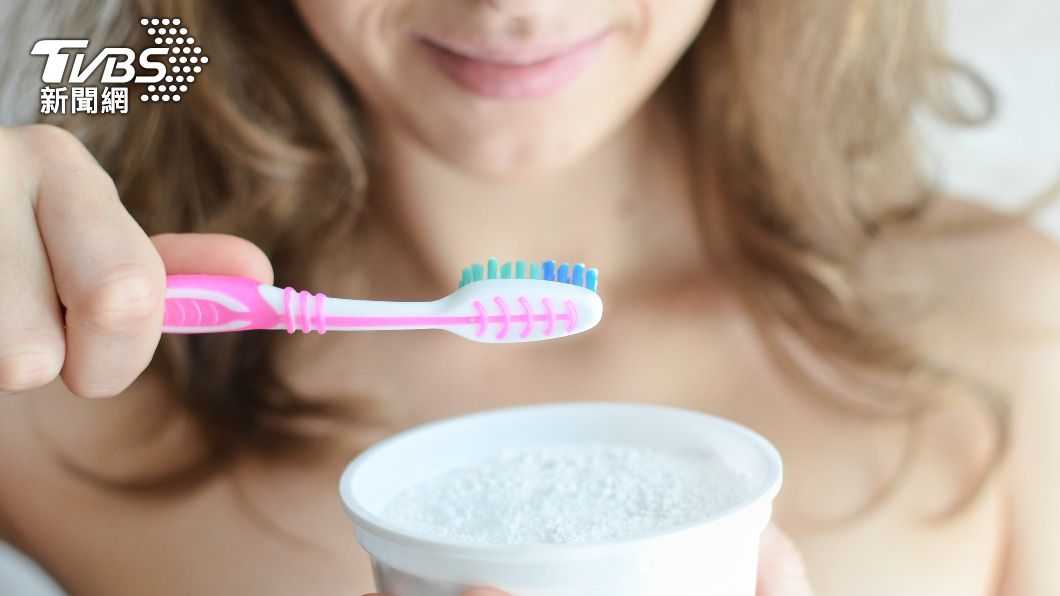 有些人刷牙時會加入小蘇打粉。(示意圖/shutterstock達志影像)