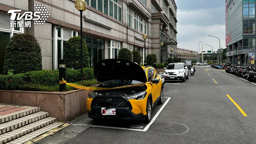 運將陳屍車內，警方拉起封鎖線調查。（圖／TVBS）