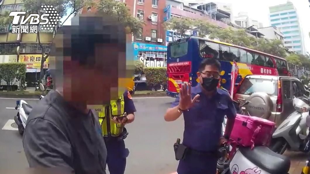 2外送員當街扭打,警方事後到場勸說。(圖/TVBS)