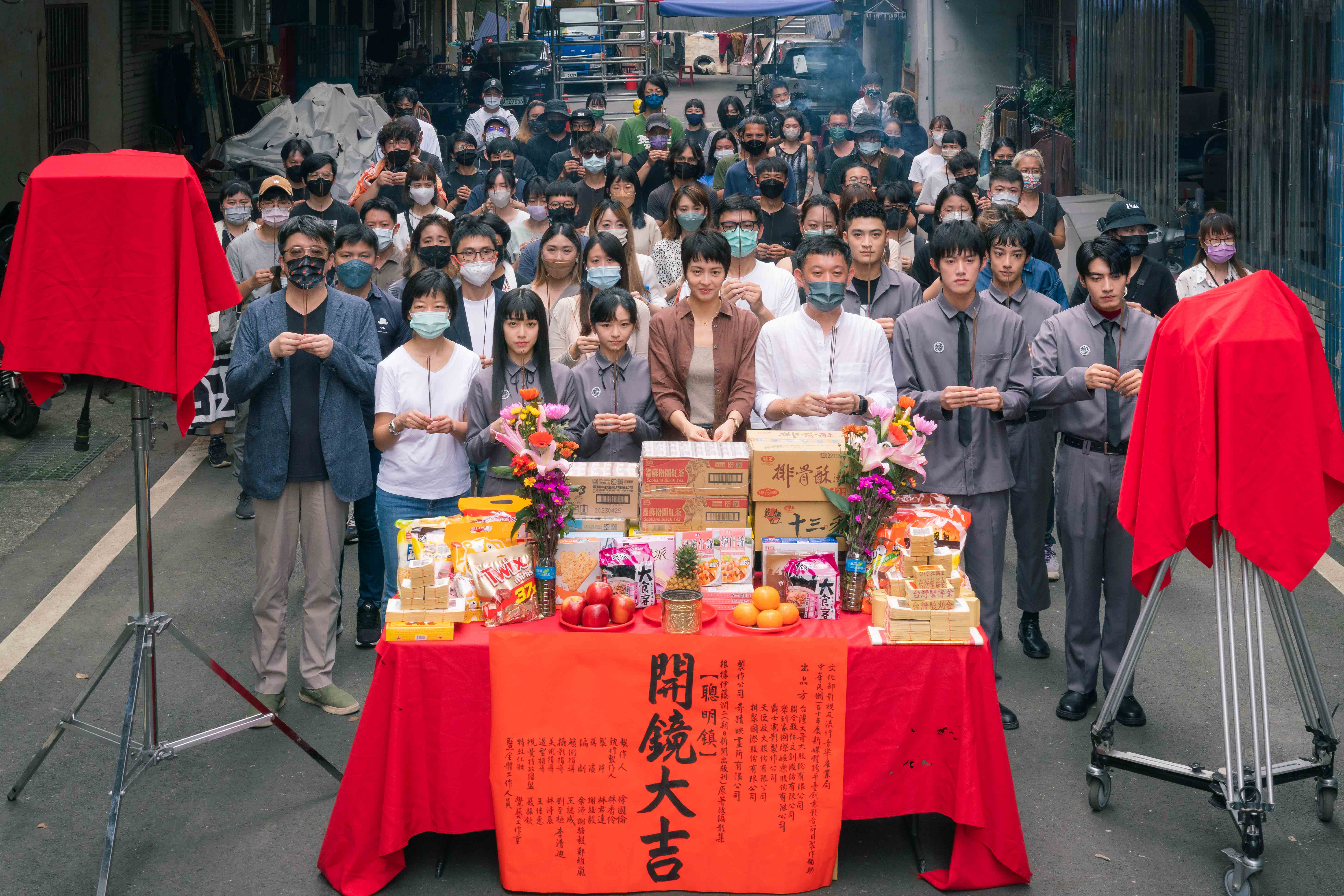 《聰明鎮》導演謝駿毅（前排右三）率女主角梁詠琪（前排右四）及演員群出席開鏡拜拜儀式。（圖／奇蹟映畫所提供）