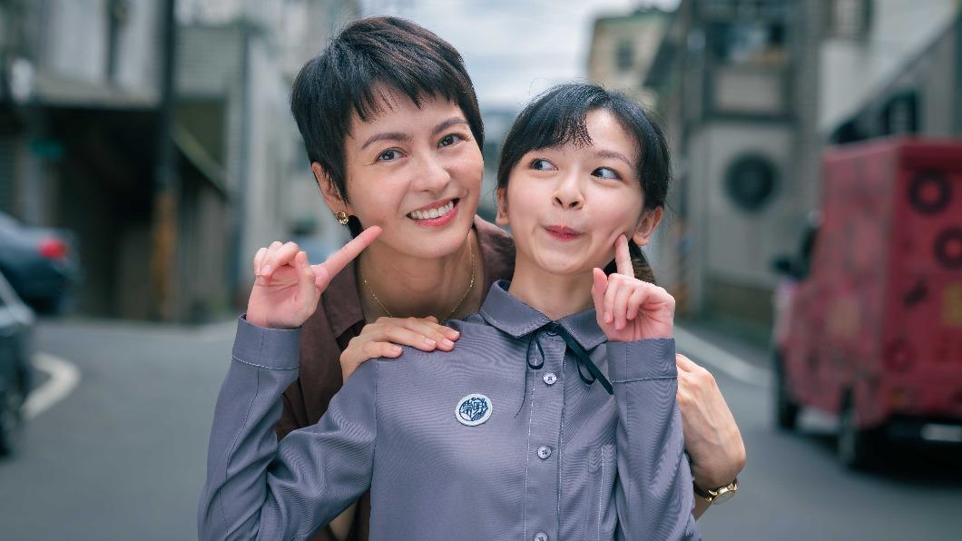 飾演女兒的陳姸霏（右）與梁詠琪第一次視訊，就被她的專業圈粉（圖／奇蹟映畫所提供）