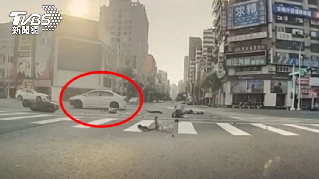 林男肇事後掉頭就跑。(圖/TVBS)