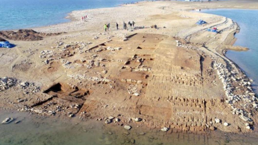 伊拉克水庫摩蘇爾大壩（Mosul Dam）由於水位降低，意外讓一座千年古城重見天日。（圖／翻攝自CNN）