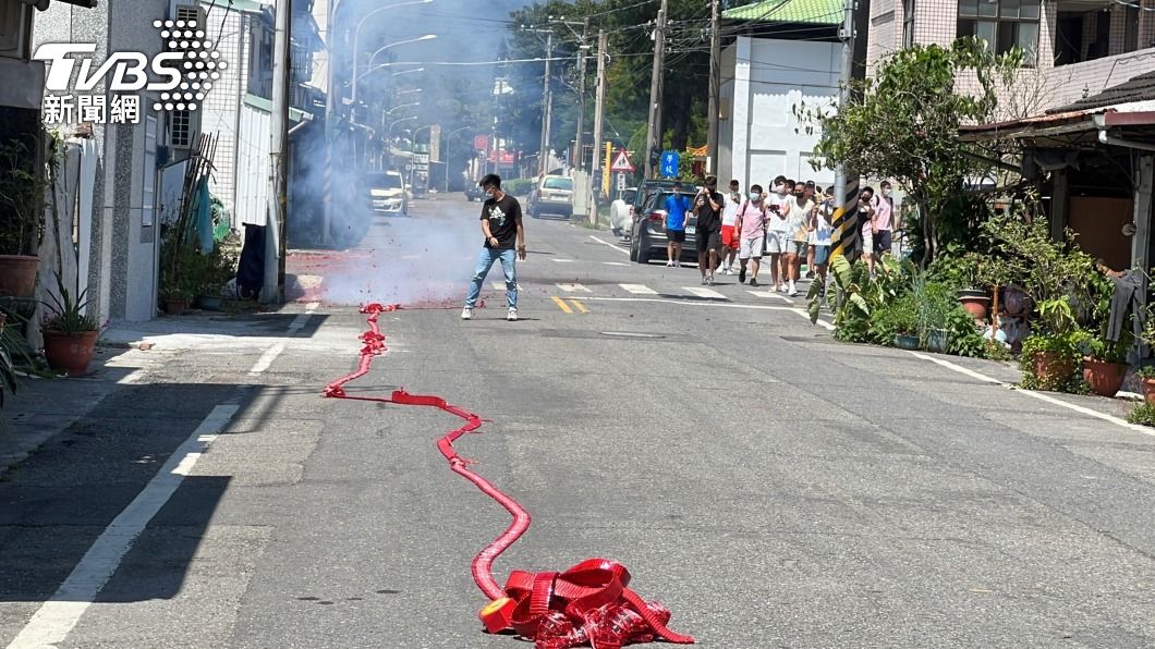狂賀!台東池上學子考上台大 老師封街放鞭炮慶祝