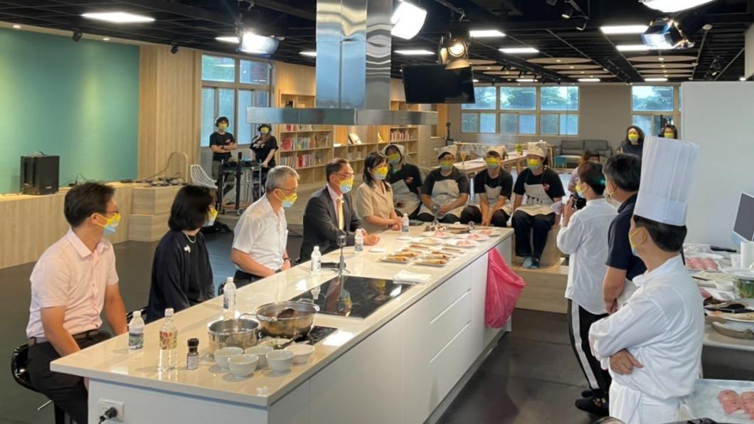 義守大學全台首創「ISU Cooking Studio & Library特色中心」，結合專業廚房與攝影棚之設計元素，影視系學生大秀廚藝功夫並錄製過程展現多元學習成果(圖／義守大學)。