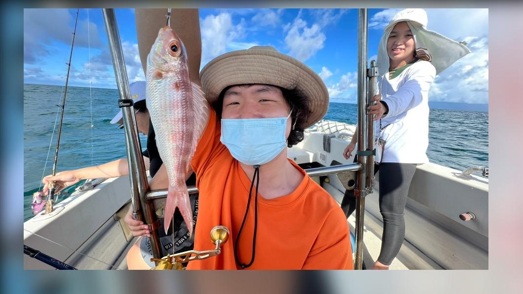 義守大學影視系學生毛凱遠，出海捕魚體驗釣魚樂趣，直呼這是在教室裡無法感受到的經驗(圖／義守大學)
