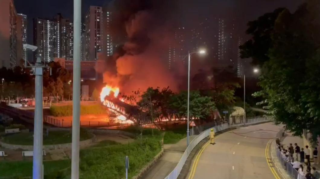 香港輸電橋起火!「現場竄濃黑煙」 元朗、天水圍大停電