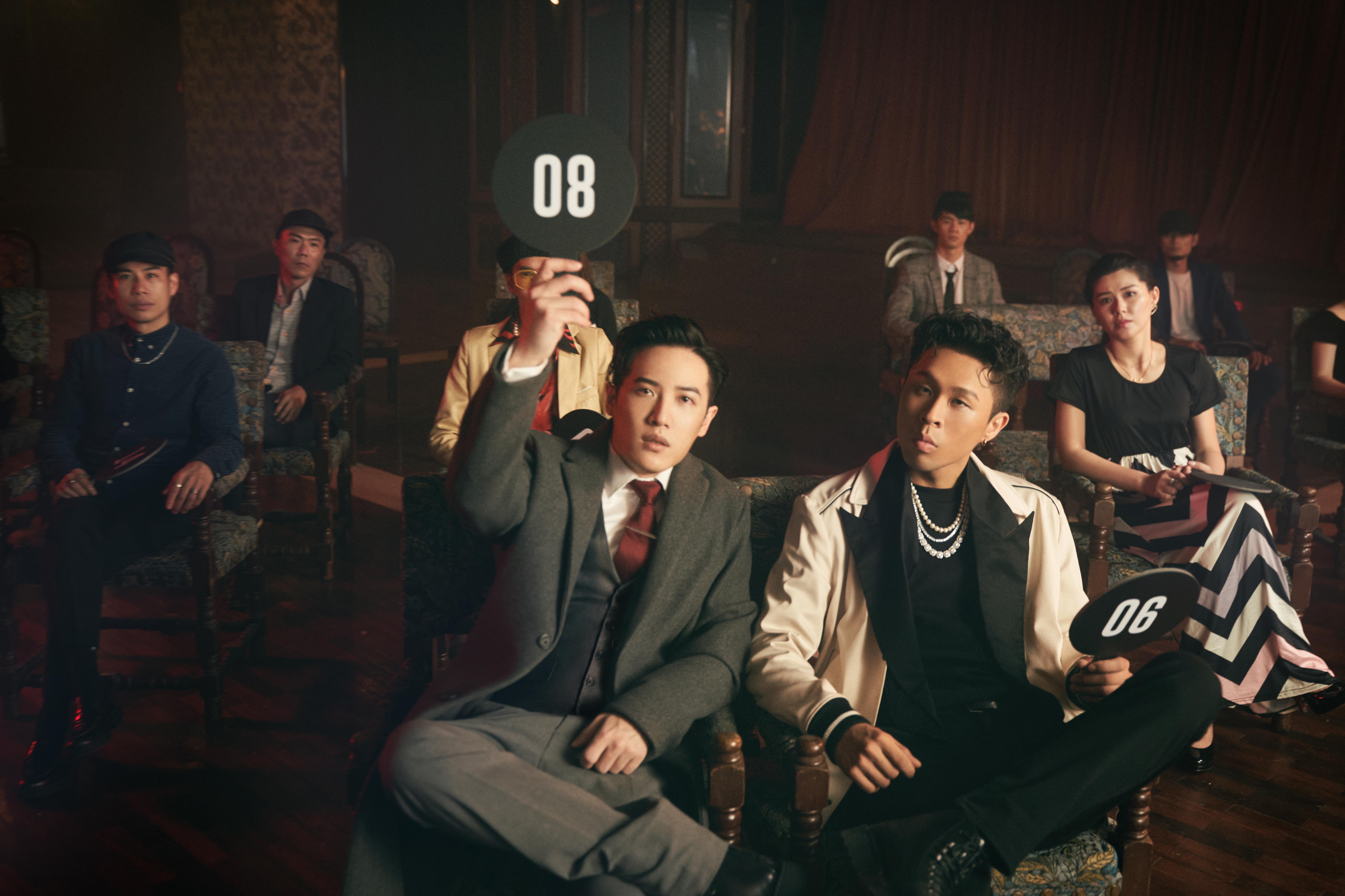 同理與熊仔的歌曲〈幾比幾〉MV,打造成珠寶拍賣會。(圖/索尼音樂提供)