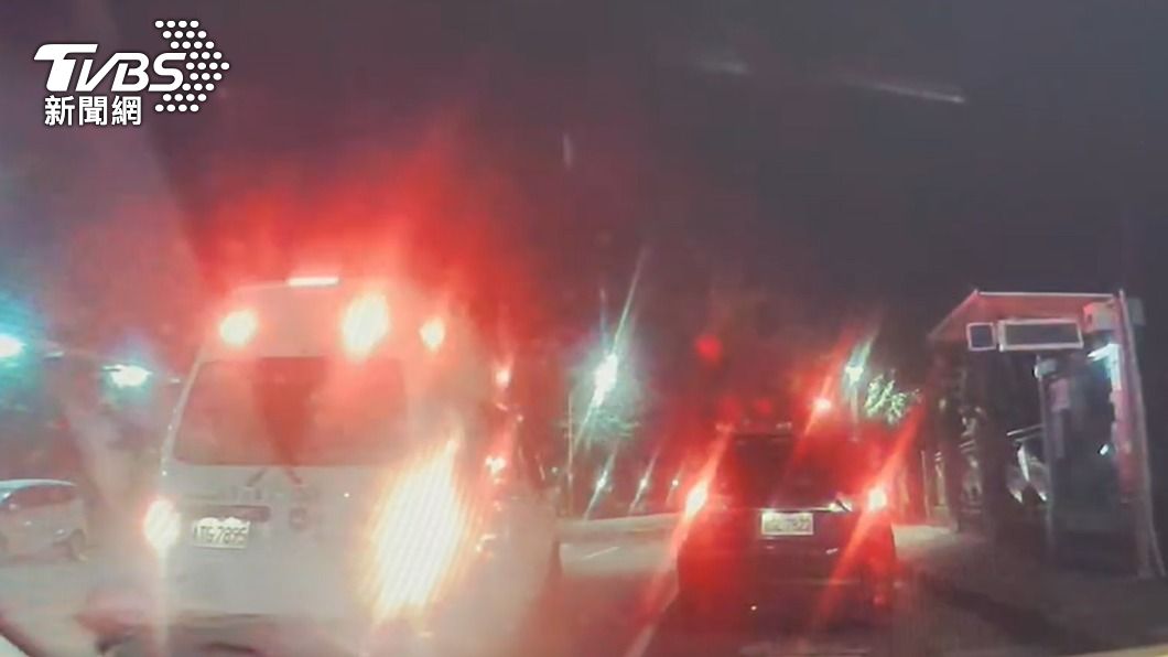 乘客與運將在車上爆發互毆,救護車也趕到現場將2人送醫。(圖/TVBS)