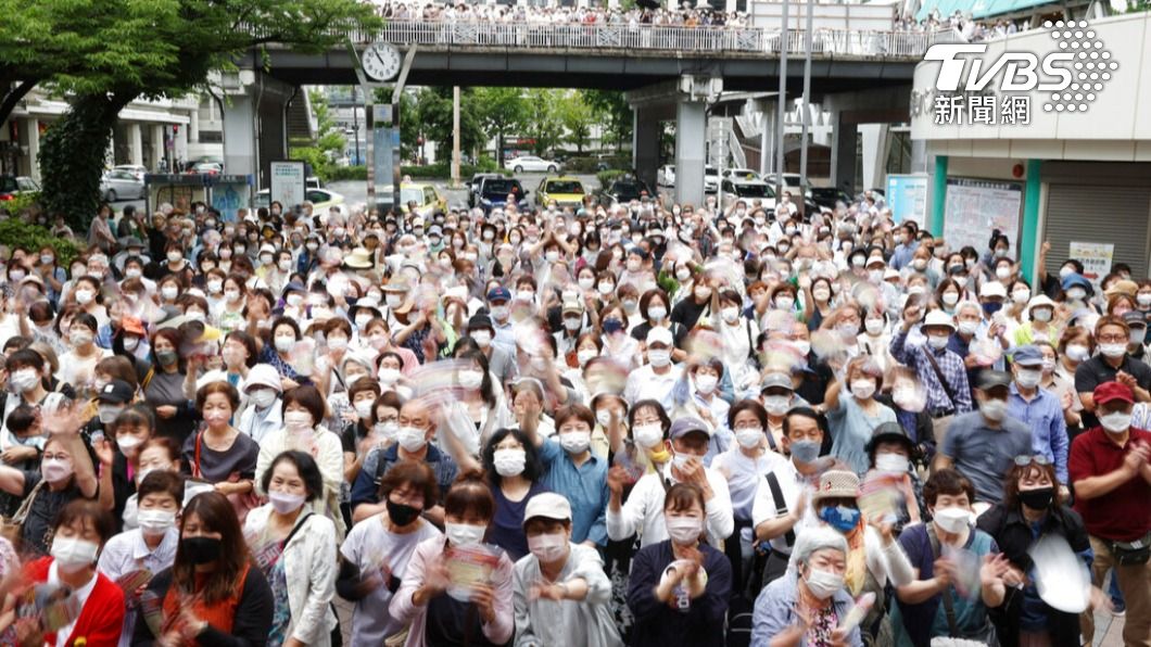 日本近日舉行地方和參議院選舉，大批支持者上街聲援候選人。（圖/達志影像美聯社）