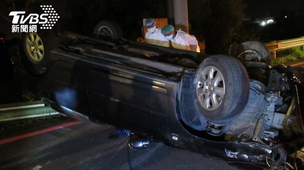 東港少年仔酒駕自撞!車翻人落跑 被抓牽拖「閃野狗」