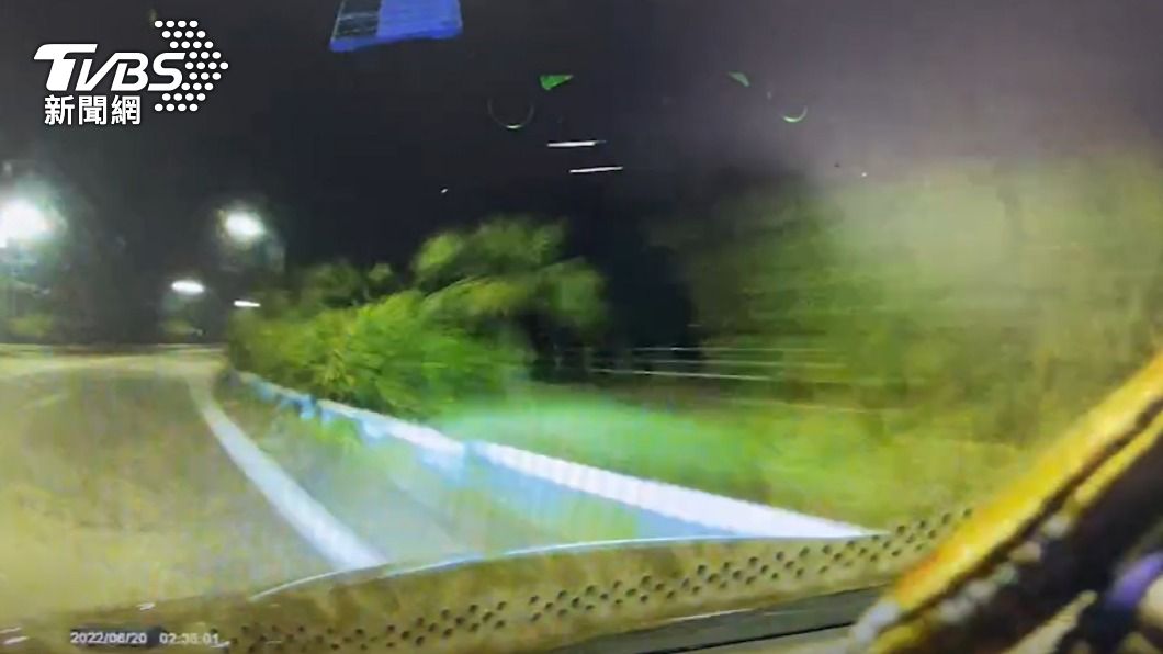行車紀錄器拍下,鄭男高速失控自撞。(圖/TVBS)