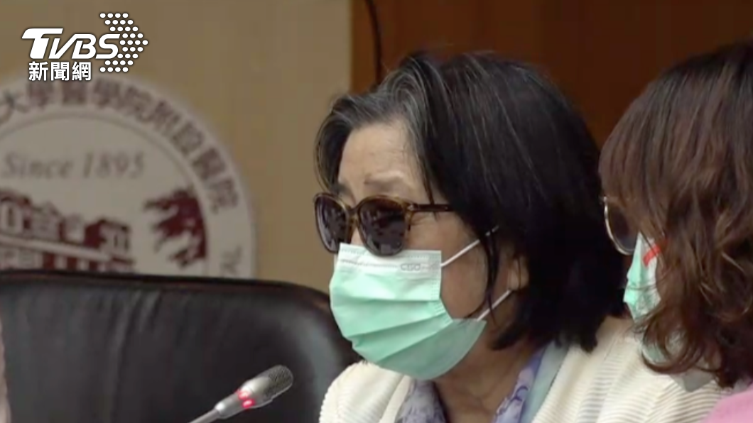 接受二度腎臟移植手術的李女士,親自出席台大醫院記者會。(圖/院方提供)