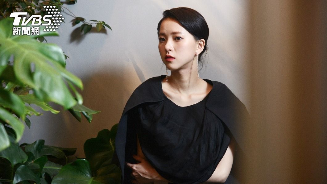 項婕如服裝品牌，Brand: LOEWE；Jewelry: APM Monaco；Stylist: Yu Kwen；Makeup: Backstage Albee；Hairstyle: Flux Pauline。（圖／許方正攝）