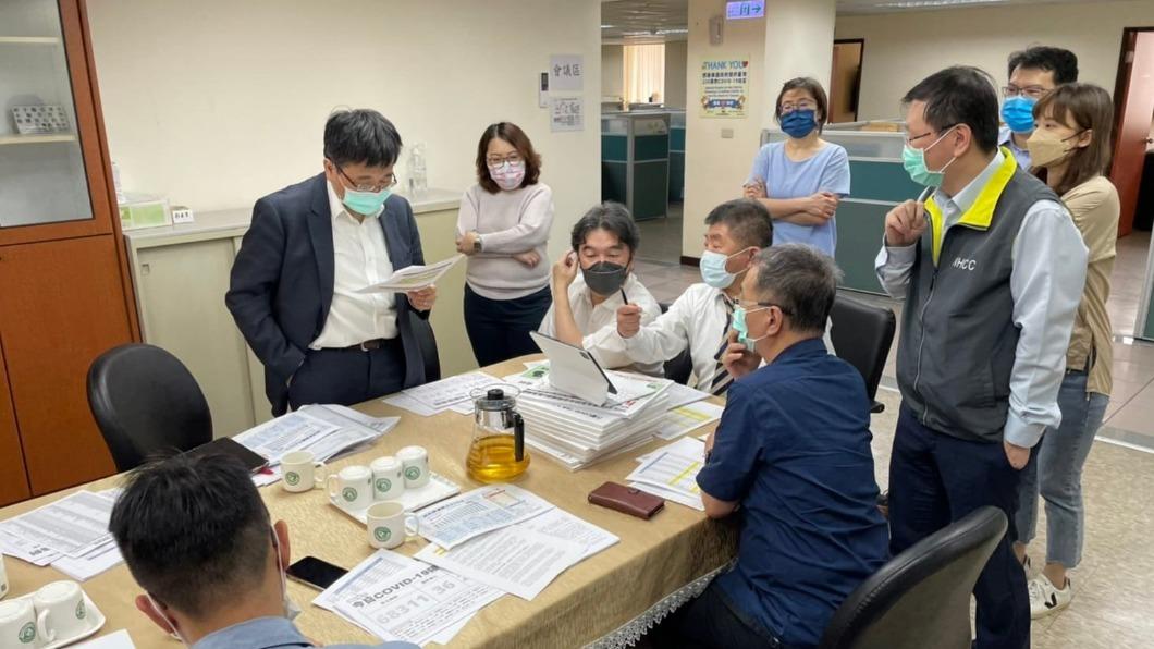 王必勝日前PO出一張指揮中心開會照。(圖/翻攝自王必勝臉書)