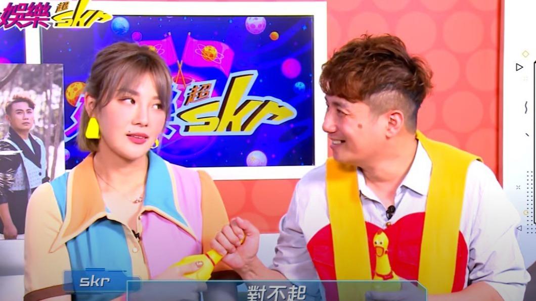 郭婷筠（左）和彭正在節目中答題。（圖／民視提供）