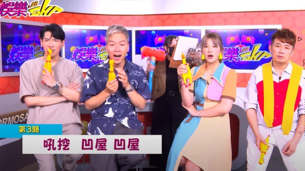 郭婷筠（左3起）和彭正猜歌搶答。（圖／民視提供）