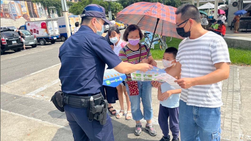 臺北市保大員警以徒步巡邏並透過自製海報圖像解說與民眾深入淺出的互動,加深民眾對跟蹤騷擾行為及求助管道的認知。