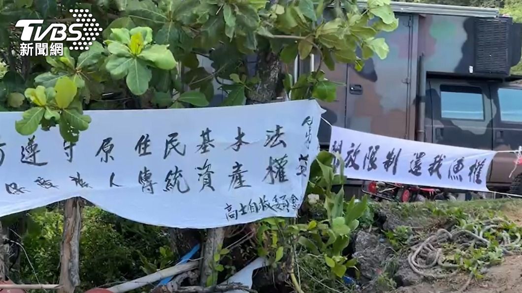 在地居民拉布條抗議。(圖/TVBS)