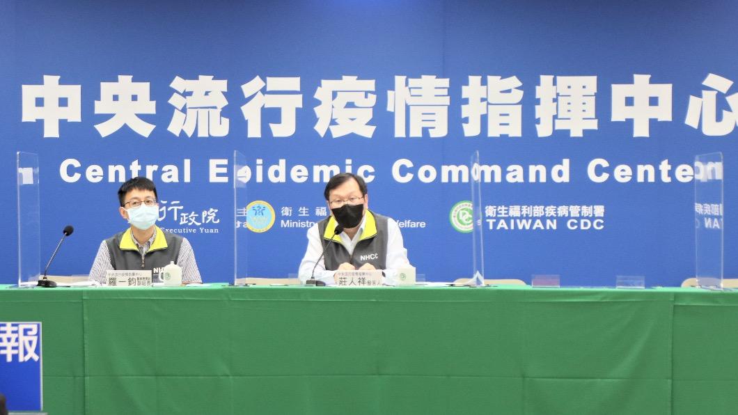 今日記者會由也剛染疫康復的指揮中心發言人莊人祥，以及指揮中心醫療應變組副組長羅一鈞代打。（圖／指揮中心提供）