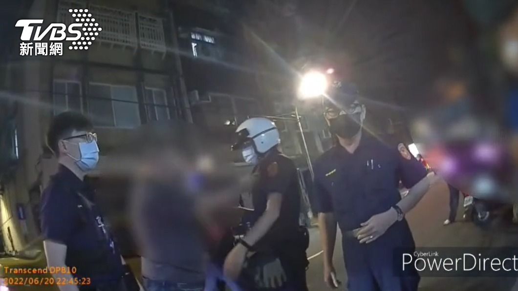 退休警酒後喧譁遭勸 動手推擠學弟還揪衣領 狼狽下場曝
