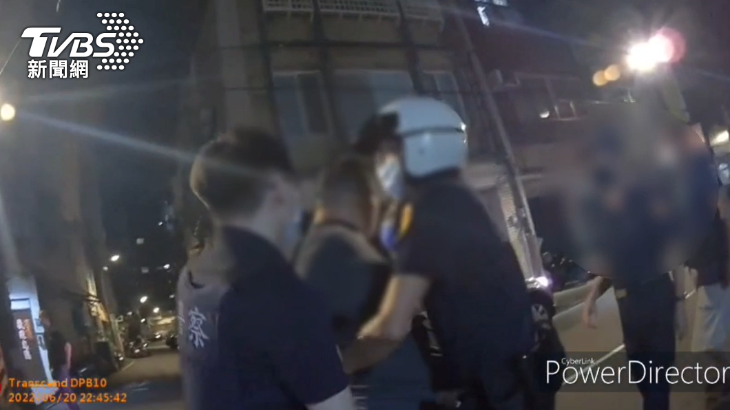 謝男酒後喧譁擾民,警方到場勸阻。(圖/TVBS)
