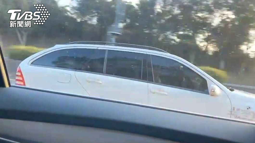 駕駛抗罰反問，20年車沒有自動駕駛如何保持在同一車道。（圖／TVBS）