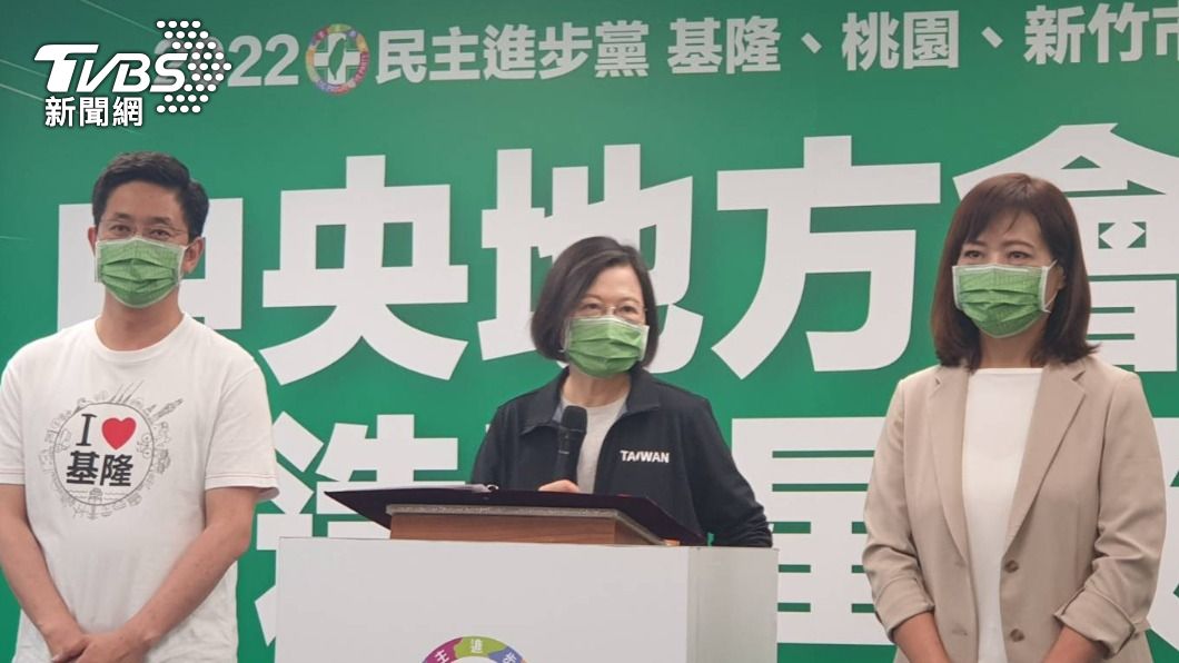 不熟?民進黨提名記者會 蔡英文把沈慧虹口誤「林慧虹」