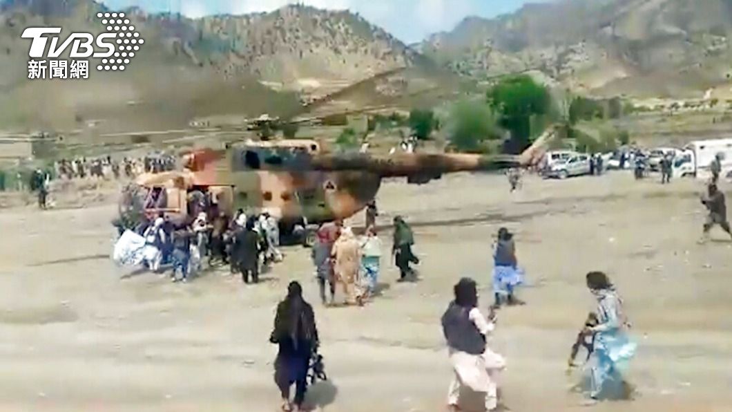 阿富汗政府派出軍用直升機前往震央,協助轉運傷者前往首都救治。(圖/達志影像美聯社)