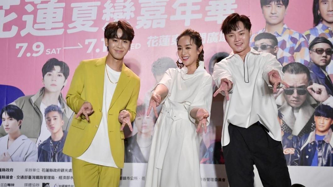 3人一起對鏡頭比出現正流行的手勢。(圖/花蓮縣政府提供)