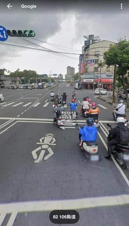 有網友Google地圖發現大車其實違停到機車停等區。(圖/翻攝自爆料公社二社)