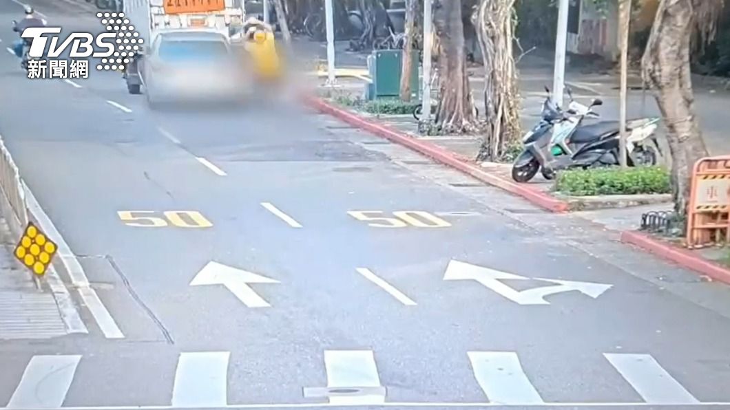 路口監視器拍下撞上的驚悚瞬間。（圖／TVBS）