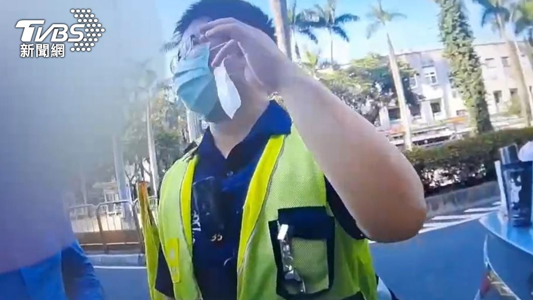 警方在車內搜出毒品殘渣袋。（圖／TVBS）