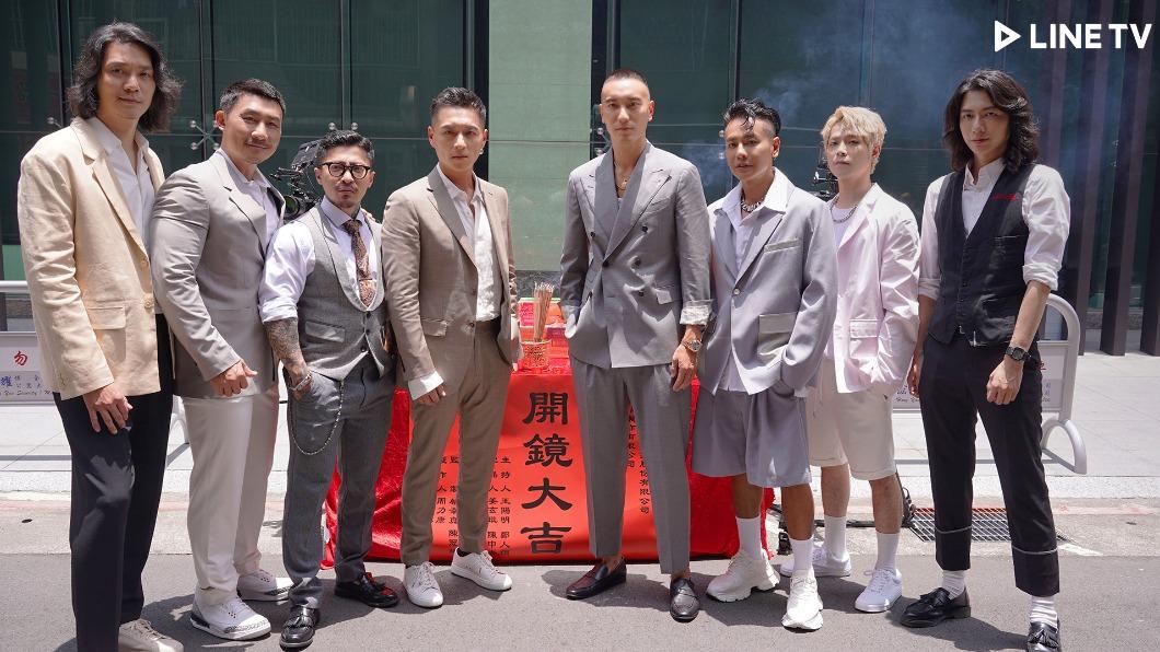 鄭人碩(左4)和王陽明(左5)出席開鏡儀式(圖/LINE TV提供)
