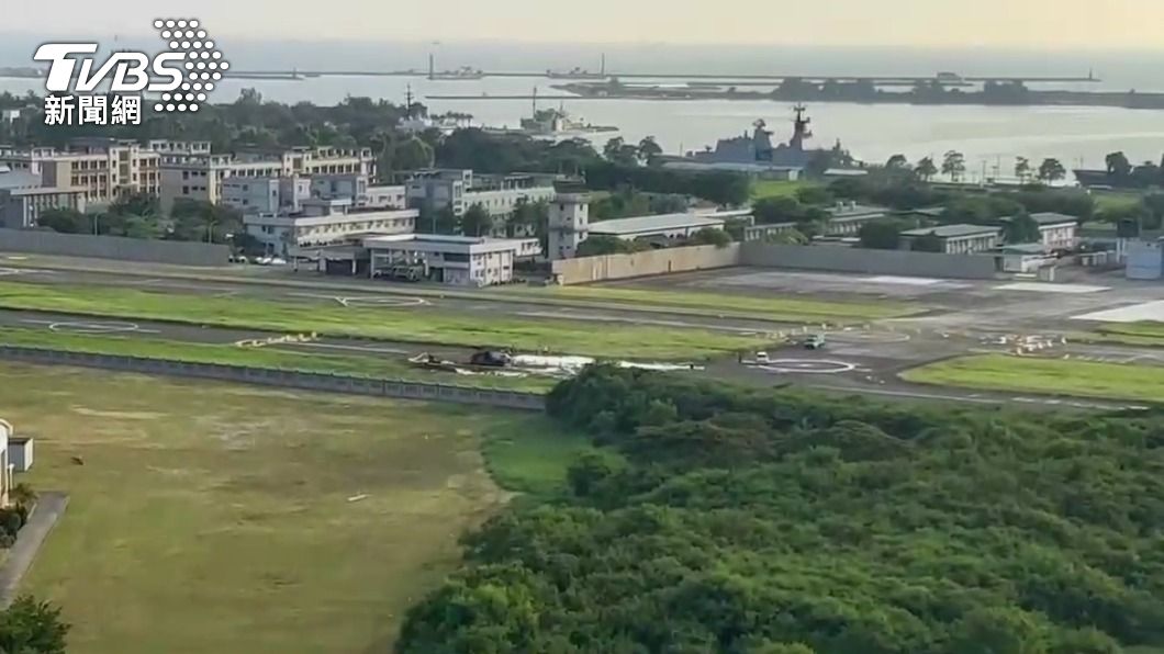 S-70C 反潛直升機在營區內重落地。（圖／TVBS）