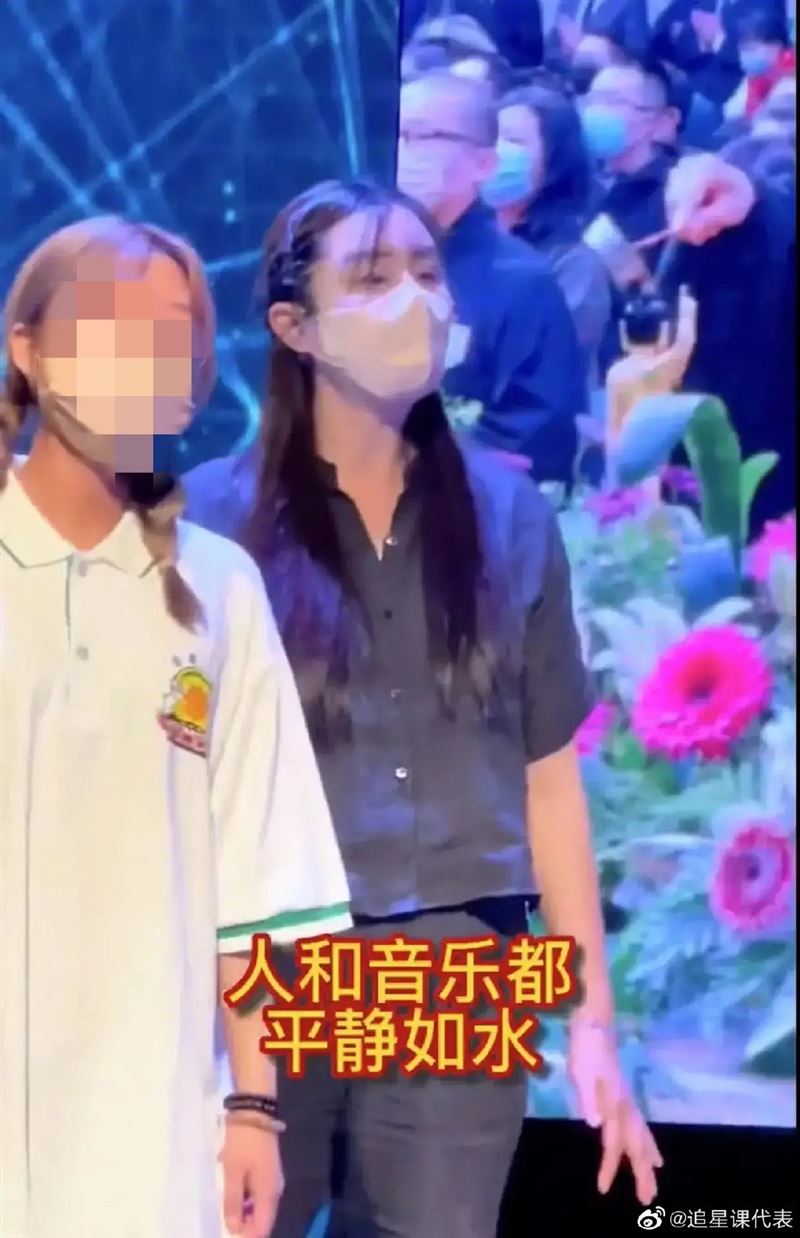 王祖賢參加浴佛法會登台唱歌影片曝光。(圖/翻攝微博)