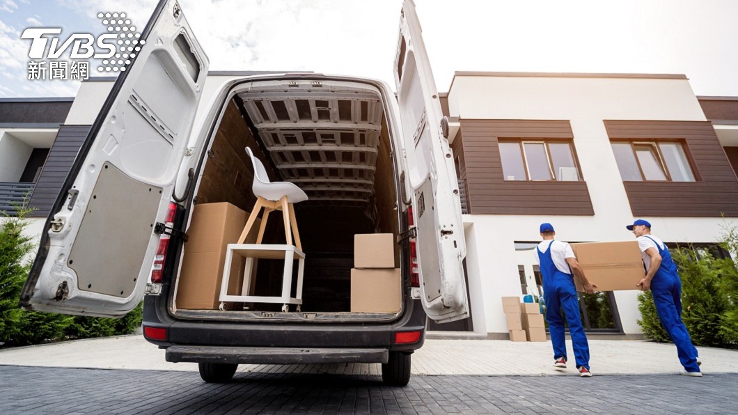 大多數人搬家都會找搬家公司搬運物品和家具等。(示意圖/shutterstock 達志影像)